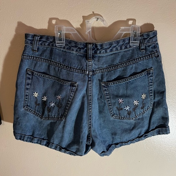 XHILARATION Women Medium Wash Jeans Shorts Size 13 100% Cotton Waist 32 pockets - Picture 6 of 16